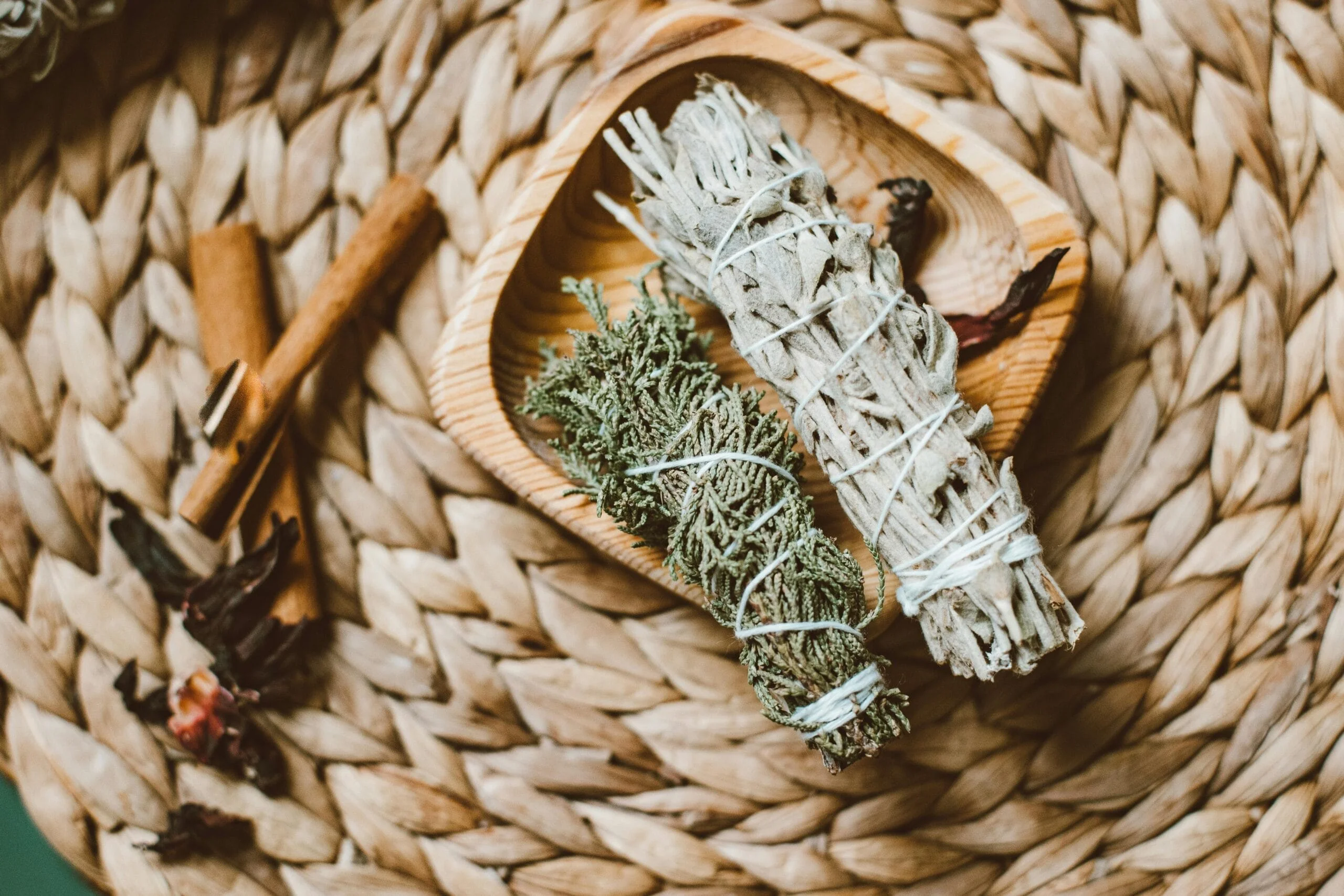 Herbal texture and ritual for Mujer Raíz.