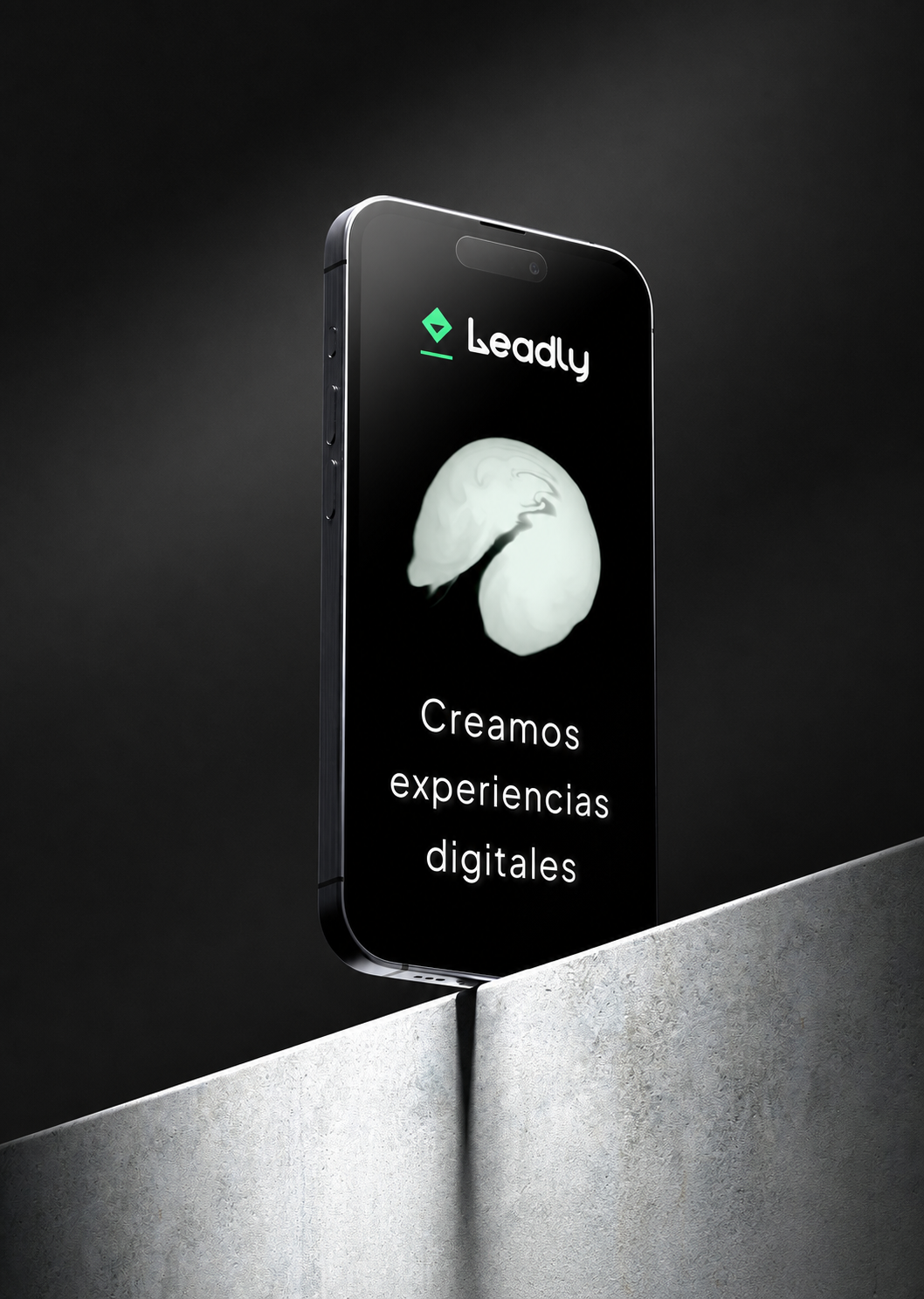 Leadly mobile website showing the line “Creamos experiencias digitales.”